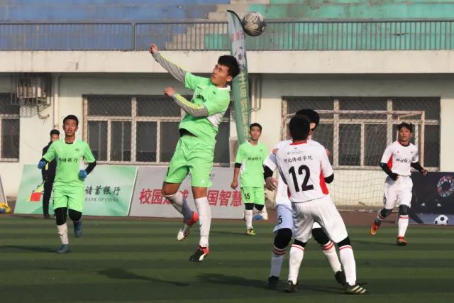 女士机选买大乐透1年多中3788万 现场捐款20万